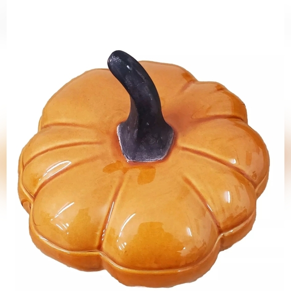 Ceramic Pumpkin Dish with Lid. (chip on the lid) - Picture 6 of 7